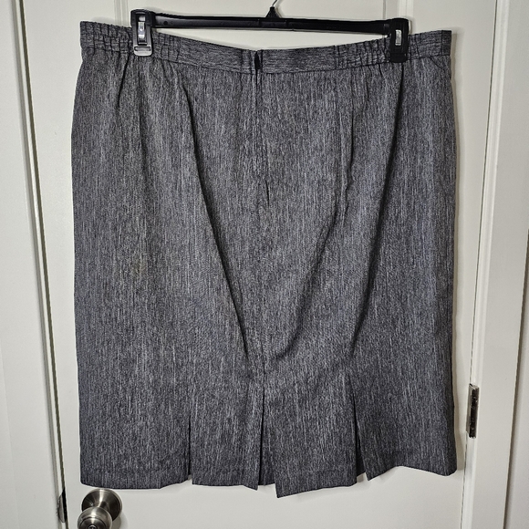 Women's Gray A-Line Plus Size Skirt 24W Knee Length Career Casual Pleats - Picture 3 of 9
